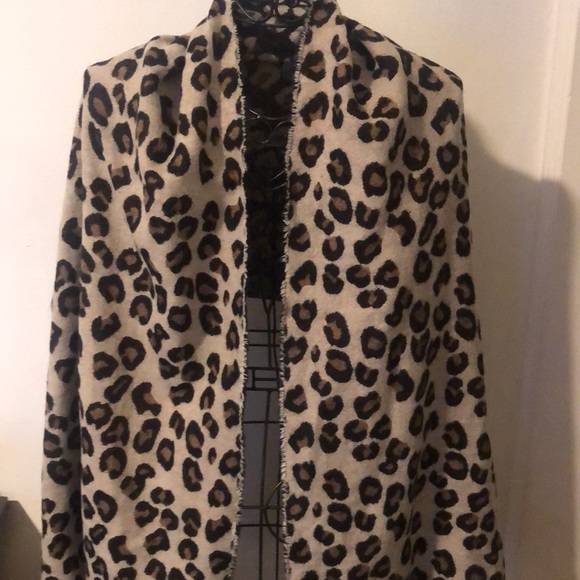 Stylish Animal Print Shawl - Picture 3 of 4